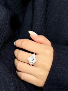 แหวนหมั้นเพชรเลี้ยงในห้องปฏิบัติการ 5 กะรัต รับรองโดย IGI ประดับเพชรสามเม็ด สี E ความสะอาด VS1 ทองคำขาว 14K แหวนเจ้าสาว 7 เม็ด - Product Image 6