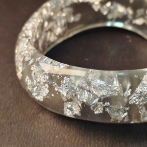 Bracelet en résine époxy transparente pur artisanal avec paillettes argentées, accessoires de luxe scintillants en feuille d'argent, bracelet rond en acrylique durable - Product Image 3