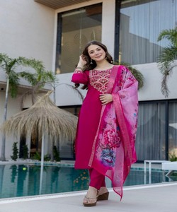 Ensemble haut, bas et dupatta en Chanderi avec broderie à motifs séquencés, vêtement ethnique décontracté en coton à séchage rapide, pour tenue de fête, prix de gros - Product Image 1