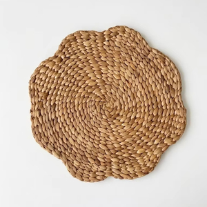 Sets de table ronds modernes et écologiques en jacinthe d'eau tressée à la main pour la décoration de table de fête/dîner et la maison - Product Image 1