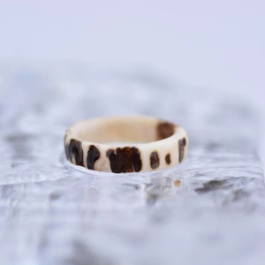 Anillo de asta de ciervo natural – Anillo de boda rústico hecho a mano con astas de bosques polacos – Joyería única de astas - Product Image 1
