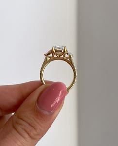 Bague à trois pierres en diamant taille coussin de 3,01 carats cultivé en laboratoire pour femme, avec breloque fine en or massif 14 carats, idéale pour un cadeau d'anniversaire - Product Image 3