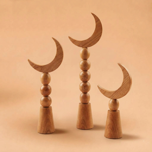 Conjunto de esferas apiladas de madera hechas a mano con forma de luna creciente que aportan elegancia natural a tu espacio de decoración contemporánea. - Product Image 4