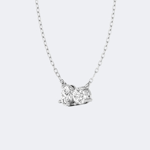 Collier pendentif de luxe Toi et Moi en or 10 carats avec diamant de laboratoire rond taille brillant de 1,00 carat, serti à griffes - Product Image 5