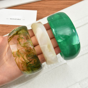Pulsera de Resina Ecológica Hecha a Mano al por Mayor con Acabado Esmaltado, Opciones de Logotipo y Talla Personalizados - Marca Whimsy Art Craft - Product Image 4
