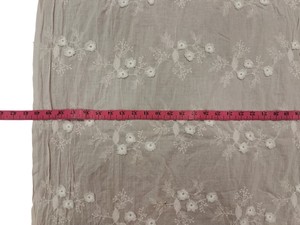 Tissu en coton rose clair en gros avec broderie florale 3D blanche et motifs de vigne délicats pour vêtements de créateurs et décoration intérieure - Product Image 4