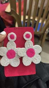 Pendientes de gota vibrantes en rosa intenso con cuentas blancas, estilo bohemio, bordados, con forma de pera, joyería llamativa para mujer, regalo para fiesta de verano - Product Image 6