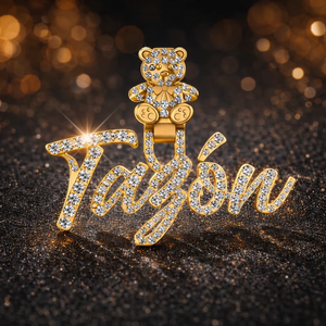 Colgante de Oro Sólido 10K con Diamantes Naturales y Cristales Brillantes, Diseño de Oso Teddy con Nombre Personalizado en Cursiva, Cierre Elegante - Product Image 1