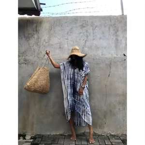 ชุดเดรสยาวสไตล์อินเดียสีม่วงลายดอกไม้สำหรับผู้หญิง แขนสั้น ผ้าทอธรรมชาติ ใช้เป็นชุดคลุมชายหาดหรือชุดนอน มีหลายขนาดให้เลือก - Product Image 5