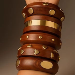 Bracelet en bois avec pentagramme rétro, design large et exagéré avec rivets, accessoire unisexe moderne fait main et étanche - Product Image 4