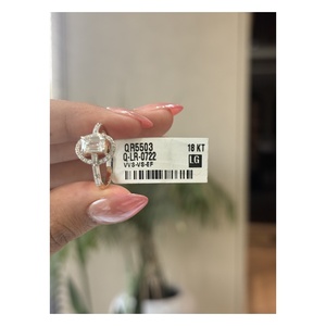 Anillo de compromiso moderno con diamante de laboratorio de corte esmeralda de 1.45 ct y halo con engaste de baguette de orientación este-oeste para mujer - Product Image 3