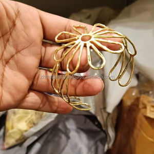 Bracelet élégant pour femmes, à porter au quotidien et pour les fêtes, bracelet en laiton ajustable fait à la main de luxe - Product Image 1