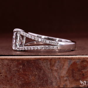 แหวนเพชรทรงรัศมี 1 กะรัต เพาะเลี้ยงในห้องปฏิบัติการ พร้อมใบรับรอง IGI ตัวเรือนทองคำขาว 10K ประดับเพชรแบบสปลิตเพฟ สำหรับขอแต่งงาน/หมั้น - Product Image 2