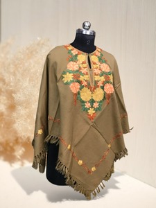 Poncho-châle en laine brodé Aari du Cachemire pour femme, motif floral, fait main, enveloppement d'hiver de luxe, cape en laine brodée du Cachemire - Product Image 3