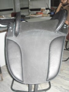 Freemax <b>Treeless</b> Dressage <b>Saddle</b> for Horse Riding 100% Genuine Leather English <b>Saddle</b> with Secure Seat Pad - Product Image 2