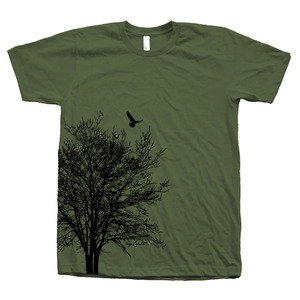 Camiseta unisex morada con cuello redondo, manga corta, 100% algodón, estampado de árbol y pájaro en la parte delantera, para todas las estaciones, corte regular, estilo urbano moderno. - Product Image 2