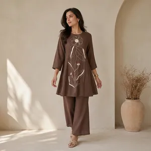 Ensemble coordonné brodé marron pour femme, col rond, manches trois quarts, tunique évasée, pantalon large assorti, tenue décontractée florale - Product Image 3