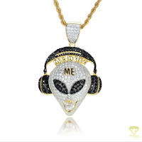 Collier pendentif visage d'alien serti de pierres de moissanite noires et blanches