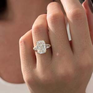 Bague de fiançailles UNIQUE avec diamant de laboratoire allongé de 5 carats, design à trois pierres, certifiée IGI - Product Image 2