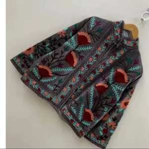 Veste d'hiver de style ethnique en velours Suzani, manteau court bohème avec broderie florale pour les festivals ou les tenues décontractées - Product Image 1
