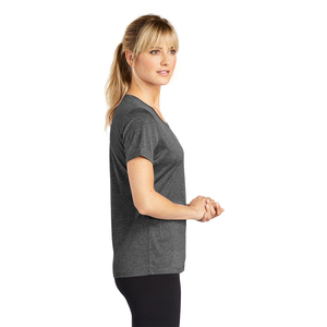 La tela suave le da a la camiseta de mujer una apariencia fresca con una comodidad suave, líneas limpias y un ajuste cómodo para el día a día. - Product Image 6