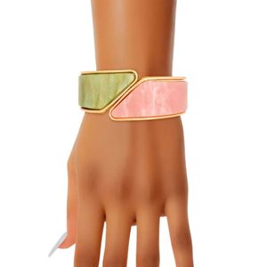 Bracelet manchette marbré rose et vert pour femme, bijou fantaisie doré, bracelet élégant et tendance, accessoire cadeau stylé - Product Image 1