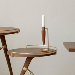 Élégant porte-bougie en bois et métal doré avec un design suspendu en forme de goutte et un support incurvé pour une décoration de table moderne - Product Image 6