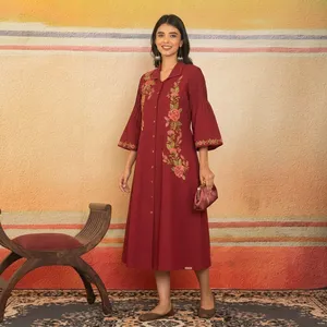 Vestido Midi Bordado Color Granate para Mujer, Cuello Peter Pan, Mangas Tres Cuartos Tipo Campana, Detalles Florales, Cierre de Botones al Frente, Estilo Casual - Product Image 4