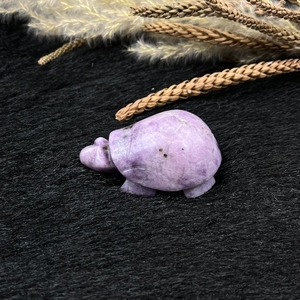 Natural Lepidolite Tortoise Carving Purple Lepidolite Turtle Healing <b>Crystal</b> For Reiki Feng Shui Decor Wholesale - Product Image 3