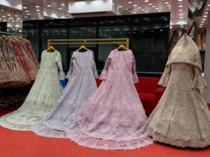 ชุดเดรสแบบดั้งเดิมของ Rivaayat House แบบยืดได้ ใส่ได้สองด้าน เหมาะสำหรับงานหนัก ตัดเย็บอย่างประณีต สำหรับงานแต่งงานและโอกาสต่างๆ ที่ชายหาด - Product Image 5