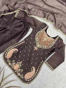 Costume traditionnel indien pakistanais pour femmes, en polyester brodé, longueur au sol, avec motif floral, coupe classique, pour mariage - Product Image 5