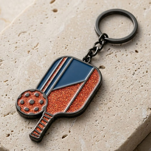 Llavero de aleación de zinc ligero y personalizado con dijes de esmalte de pala de pickleball irregular - Product Image 3