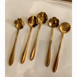 Ensemble de service de salade en acier inoxydable plaqué or, nouveau Look, poignée avec de nombreux modèles de fleurs - Product Image 1