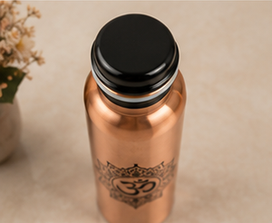 Botella de Agua de Cobre Premium con Diseño Sagrado Om, Botella de Cobre Hecha a Mano para Beber Agua con Grabado Om Tradicional - Product Image 2