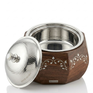 Cazuela de madera opalescente con diseño floral y tapa de acero inoxidable martillada en forma de cúpula, utensilio de servir térmico tradicional árabe. - Product Image 3