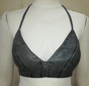 Sujetador estilo halter de cuero rojo con cierre de cremallera frontal, generalmente clasificado como moda atrevida, sujetador de estilo alternativo. - Product Image 3