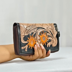 Nuevo Bolso de Mano Tipo Clutch de Cuero Genuino con Grabado Floral Hecho a Mano, Diseño Único y Elegante con Cierre de Cremallera, Estilo Vintage, Moda de Invierno - Product Image 2