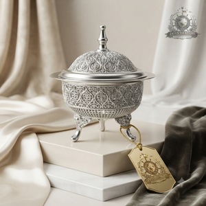 Conteneur élégant en métal argenté sur pied avec motif ajouré en filigrane complexe et couvercle en dôme – Artisanat de luxe - Product Image 1