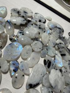 En BU GEMS, piedras preciosas de cabujón de piedra lunar arcoíris al por mayor para la fabricación de joyería. - Product Image 3