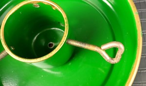 Base para Árbol de Navidad Alemana Vintage — Base de Metal Esmaltado Verde con Detalles Dorados |   Decoración Navideña de Mediados de Siglo - Product Image 4