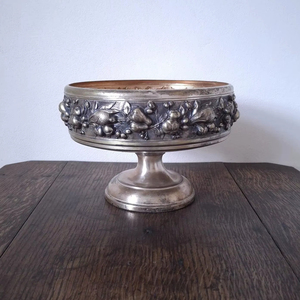 Cuenco decorativo de estilo vintage con base de diseño y acabado plateado para mesa de centro y decoración clásica del hogar, procedente de la India. - Product Image 1