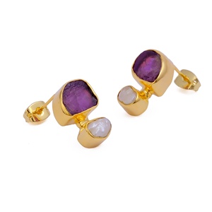 Boucles d'oreilles tendance pour femme, en laiton plaqué or, faites à la main, avec améthyste brute, perle et pierre de naissance de février, vente en gros - Product Image 5