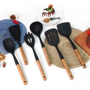 Set di 10 Utensili da Cucina in Silicone con Manici in Legno, Antiaderenti e Resistenti al Calore per Uso Prolungato - Product Image 2