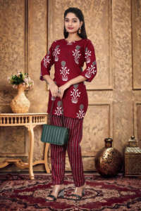 Conjunto de dos piezas de poliéster y rayón premium con estampado floral color borgoña de moda para mujer, conjunto de ropa urbana con cuello redondo y pantalones para dama. - Product Image 4