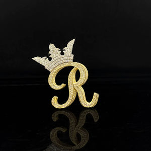 Colgante de Aleación Chapado en Oro Premium para Hombre, Estilo Hip Hop, con Diamantes CZ Iced y Diseño de Ícono - Product Image 1