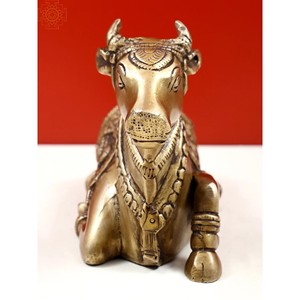 Sculpture Nandi en laiton de 6 pouces faite à la main, petit article gravé fabriqué à la main en Inde - Product Image 4