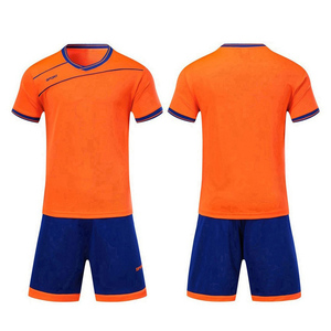 เสื้อฟุตบอลสีพื้นยอดนิยมปี 2026 ผ้าโพลีเอสเตอร์ 100% คอวี แห้งเร็ว ชุดฟุตบอลสำหรับผู้ชาย - Product Image 3