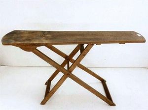 Tabla de planchar plegable de madera con patas resistentes para un fácil almacenamiento y una experiencia de planchado cómoda - Product Image 1