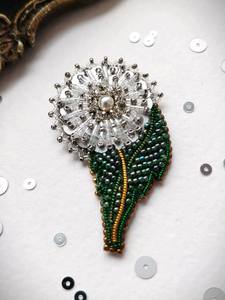 Broche décorative brodée avec des embellissements de perles de qualité supérieure - Product Image 3