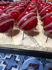Pelota de Cricket de Primera Calidad, Cosida a Mano, Selección de Cuero de Primera Categoría, de Dos Piezas, para Entrenamiento Juvenil, Color Rojo, con Diseño de Logotipo Personalizable - Product Image 4